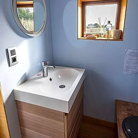 Tiny House Les Jours Heureux Sejour Nature Pres De Dinant Et Des Lacs De L Eau D Heure Hotel