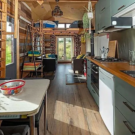 Hotel Tiny House Les Jours Heureux Sejour Nature Pres De Dinant Et Des Lacs De L Eau D Heure *